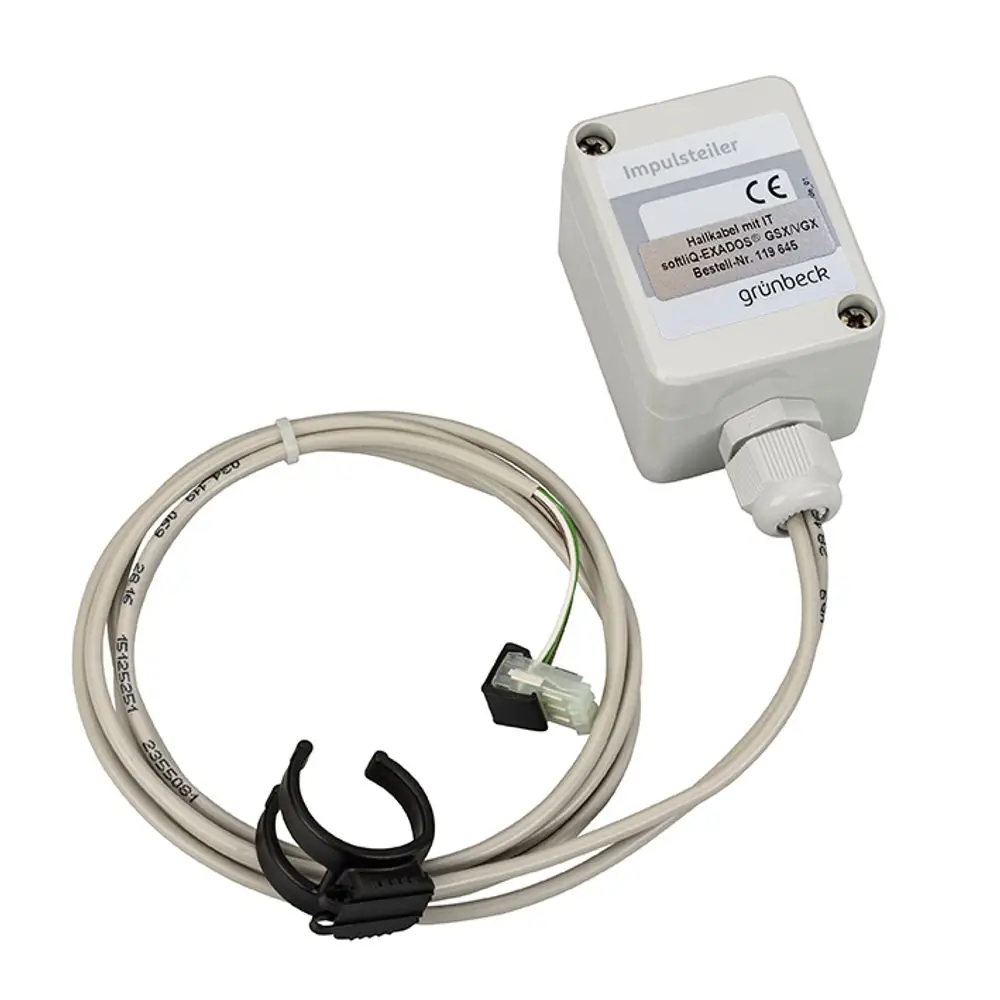 Helles Gehäuse mit Kabel und Clip, das für die Messung oder Übertragung von Impulsen verwendet wird. Produkt von Grünbeck.